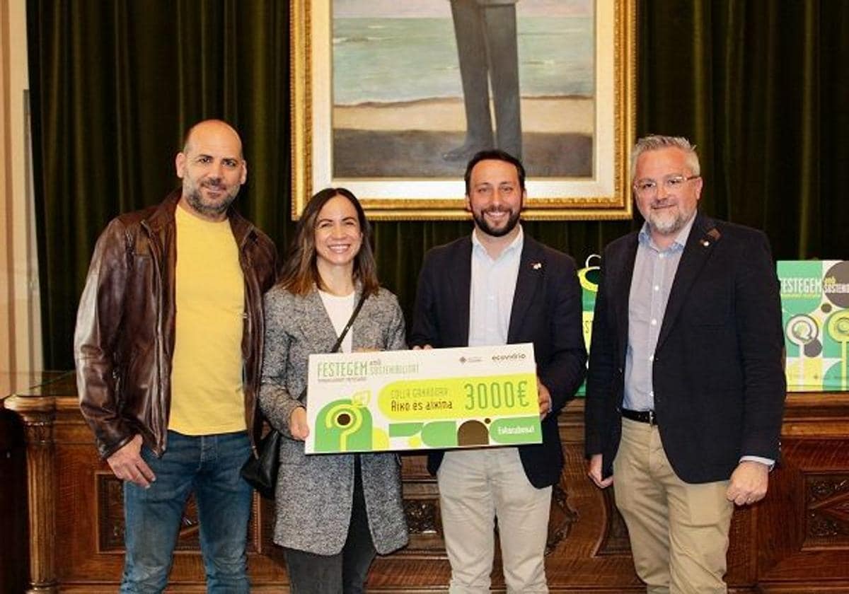 Lee más sobre el artículo El Ayuntamiento y Ecovidrio entregan el premio de fomento del reciclaje en la Magdalena a la colla ‘Aixó és aixina’